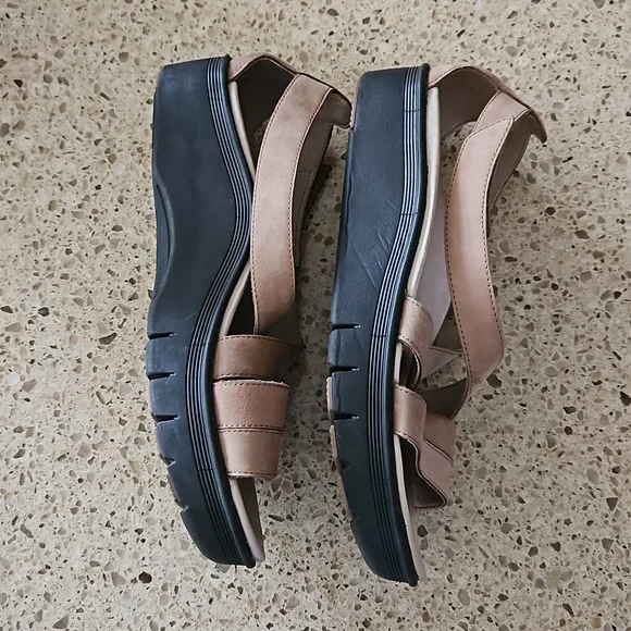 Women's size 9 Neutral Abeo tan sandals - Picture 7 of 10